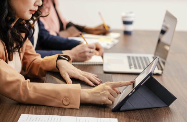 donne-del-primo-piano-che-lavorano-con-i-dispositivi